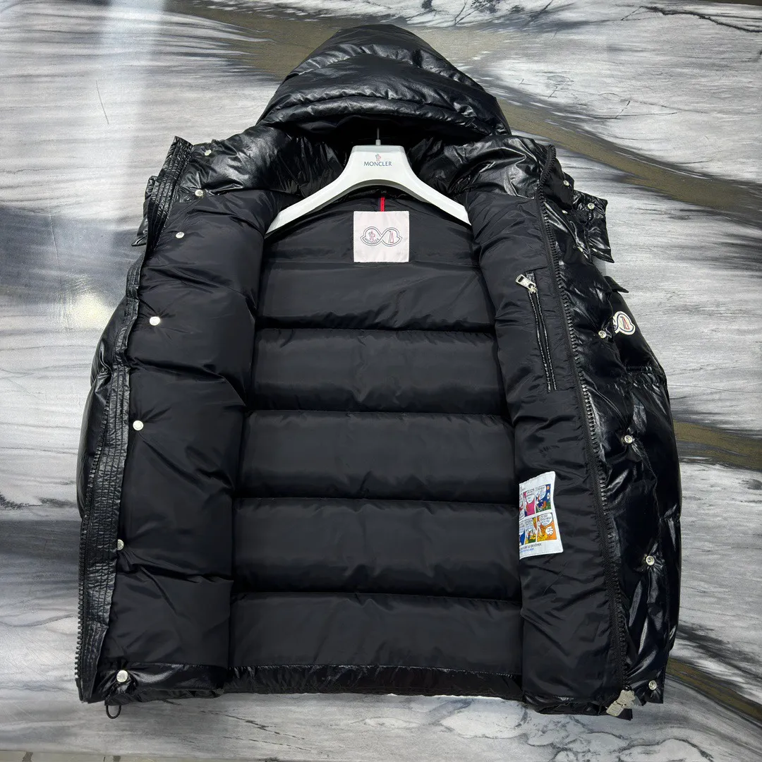 P390 Moncler/ 2026 70 、 。 DNA ， ， 。 Classic ， 、 。 Classic 70 。 Quality， 90 ，Premium Quality ， ，Black ！ Sizes M-3XL